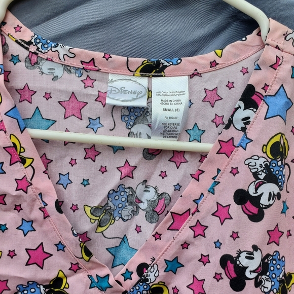 NWOT Women's Minnie Mouse Scrub Top by Disney Small with Minnie Mouse pink - Picture 3 of 4